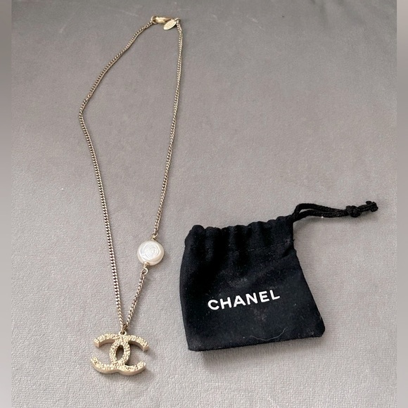 Authentic Chanel gold tone necklace with faux pearl - Picture 6 of 7